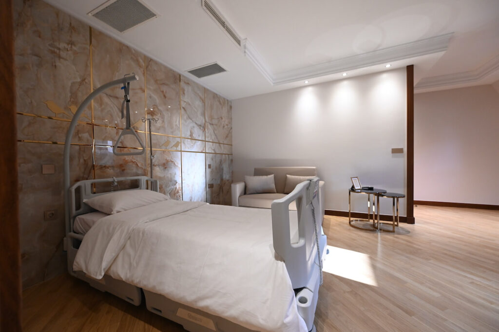Patientenzimmer in der Klinik "Gemma" – eine komfortable Umgebung für Ruhe und Erholung nach der Behandlung