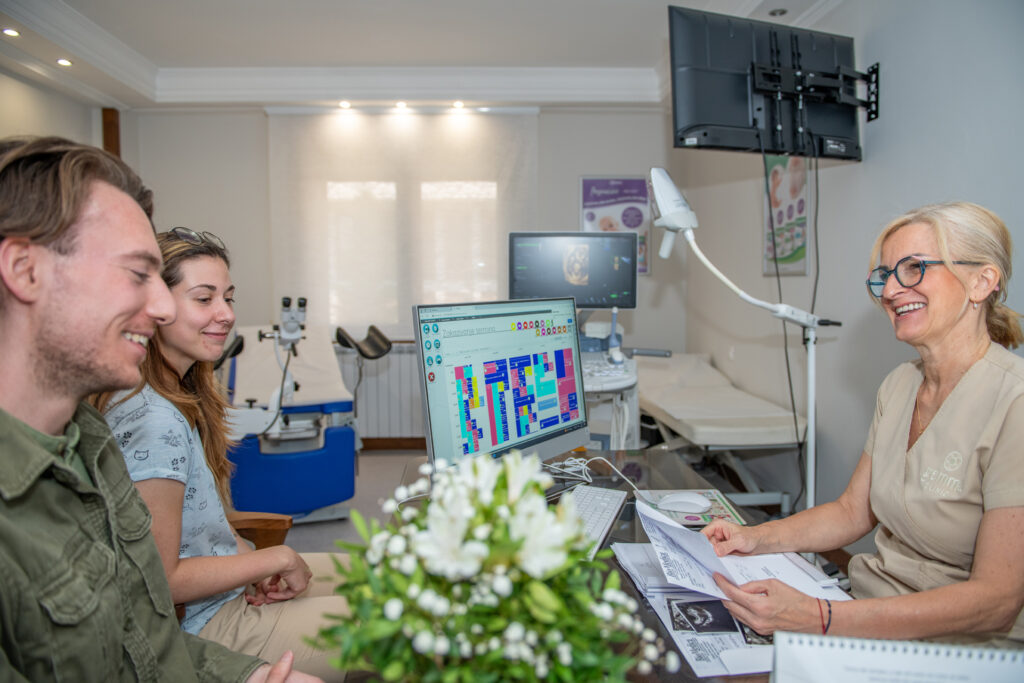 Ein verheiratetes Paar bei einer Konsultation mit einer Ärztin in der Klinik "Gemma" über das Verfahren der künstlichen Befruchtung