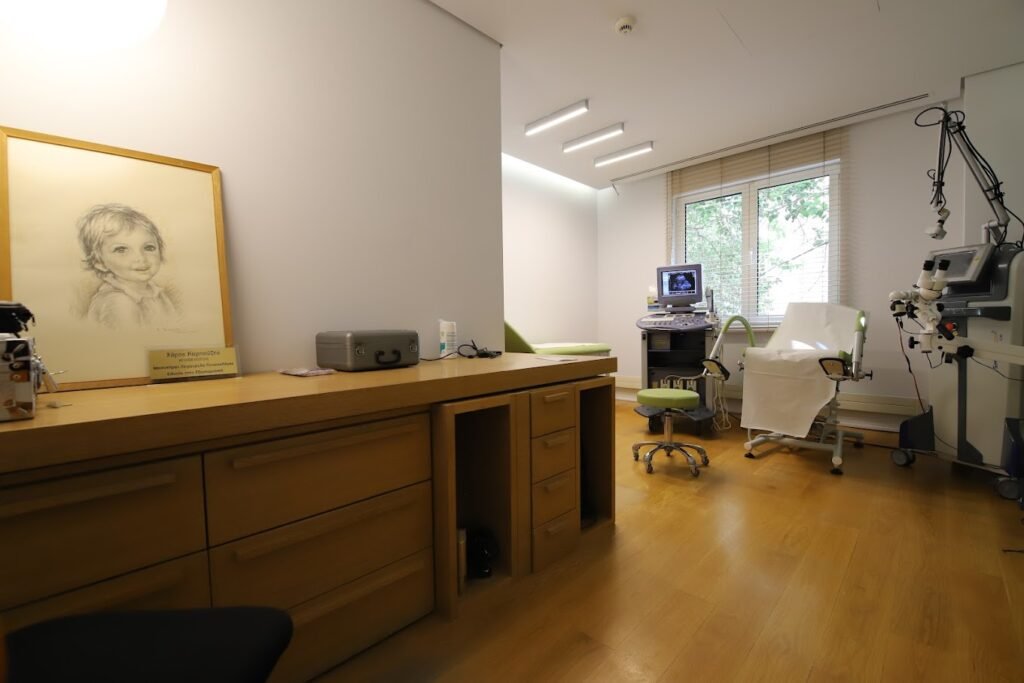 Behandlungsraum der Pelargos IVF Klinik in Athen – modern ausgestatteter Raum für In-vitro-Fertilisation und Reproduktionsmedizin