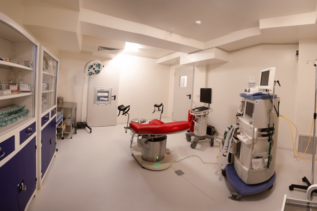 Eizellentnahme-Raum der ReproART-Klinik, ausgestattet mit moderner Technologie für sichere und effiziente IVF-Behandlungen.