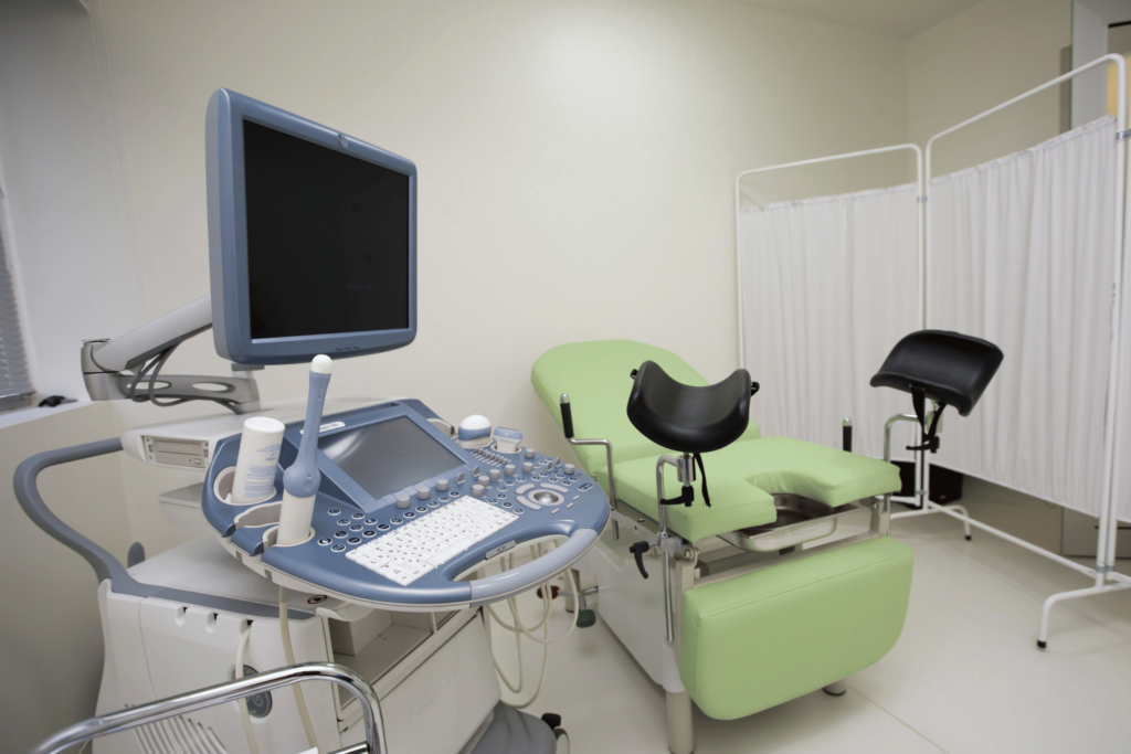 Gynäkologische Praxis in der ReproART-Klinik mit modernem Ultraschallgerät und Untersuchungsliege – bereit für Diagnostik der reproduktiven Gesundheit und IVF-Überwachung.