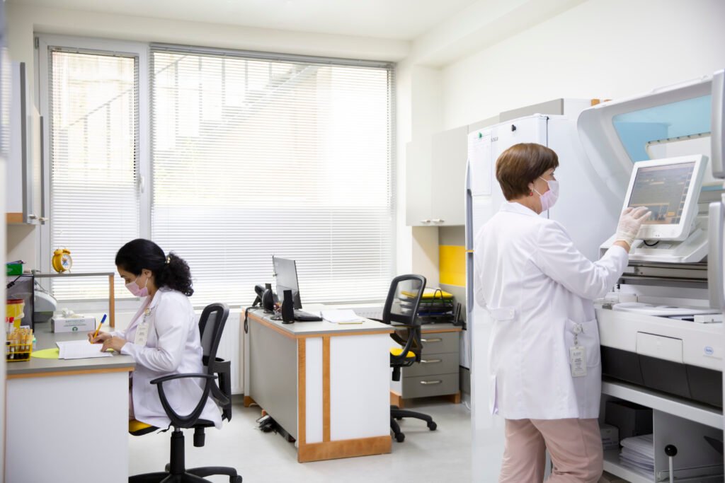 Medizinisch-technische Assistentinnen im Diagnostiklabor der ReproART-Klinik bei der Hormonanalyse und Vorbereitung der Patienten auf IVF-Zyklen.