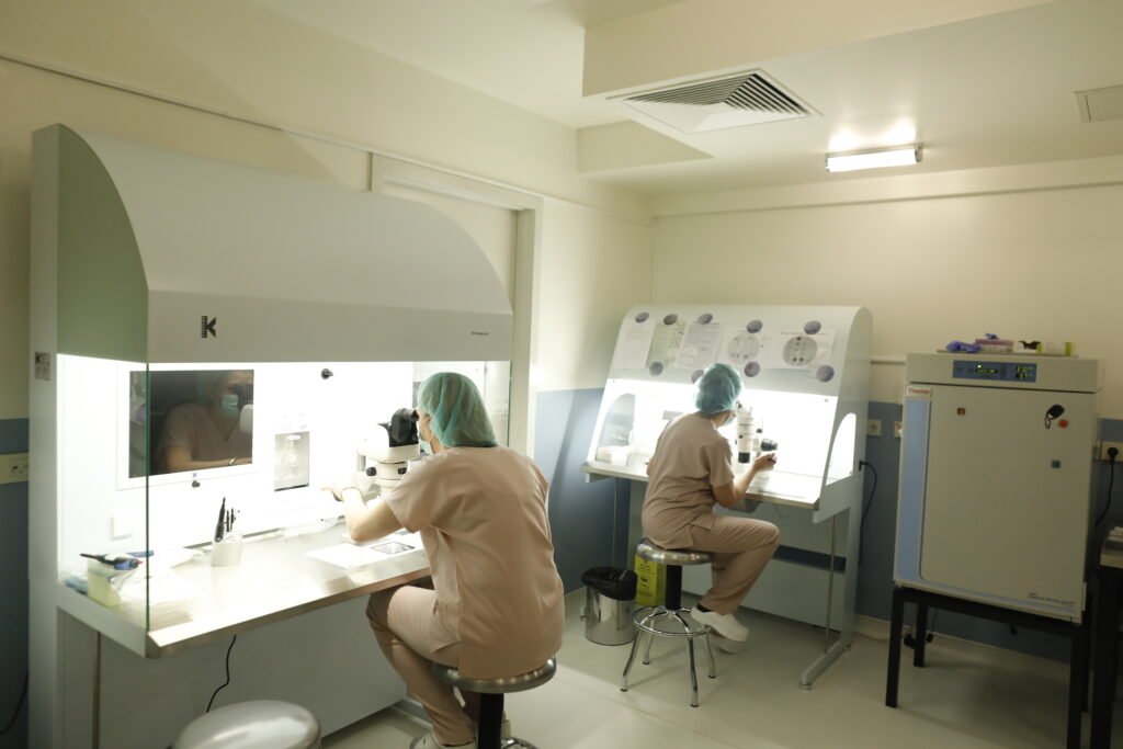 Embryologen im Labor der ReproART-Klinik bei der Arbeit an innovativen IVF-Verfahren in einer sterilen und professionellen Umgebung