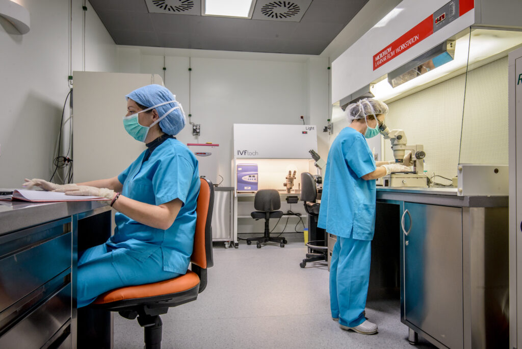 Zwei Laborspezialistinnen im Crete Fertility Center auf Kreta – präzise Arbeit im Bereich der In-vitro-Fertilisation