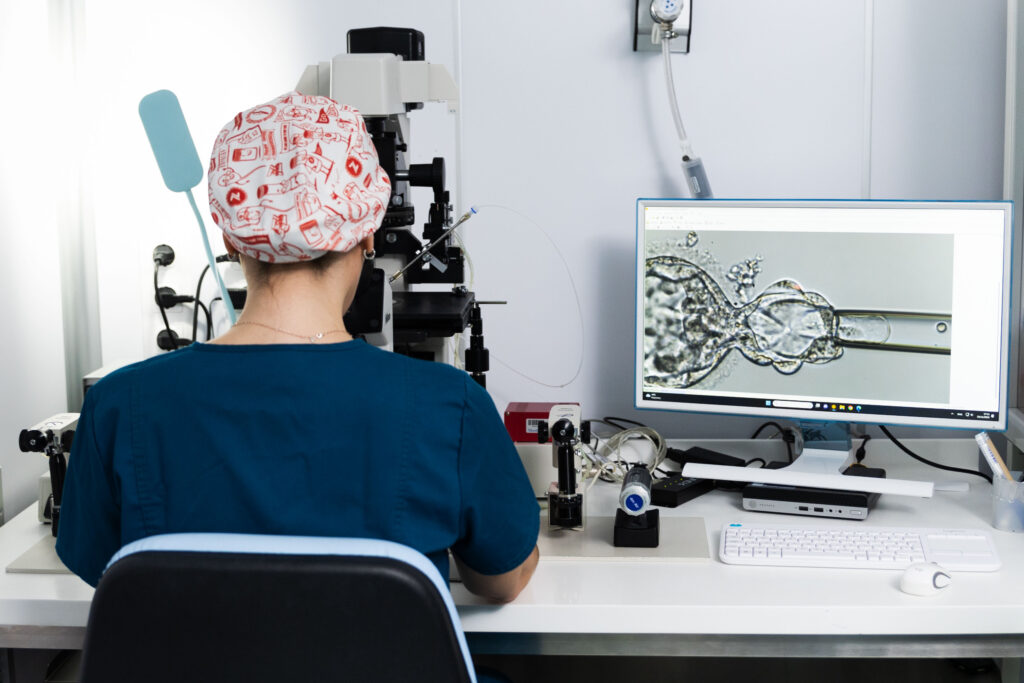 Ein Embryologe in der Embryolab Klinik in Thessaloniki führt die Befruchtung der Eizelle im Labor durch