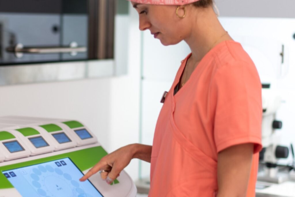 Embryologe der Vida Fertility Klinik bei der Laborüberwachung