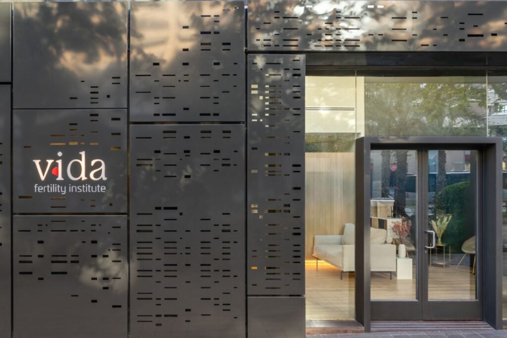 Blick auf die Vida Fertility Klinik – modernes spanisches Zentrum für IVF-Behandlungen