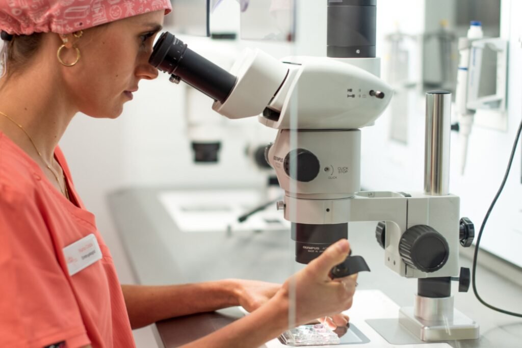 Embryologe analysiert Embryonen unter dem Mikroskop im IVF-Labor