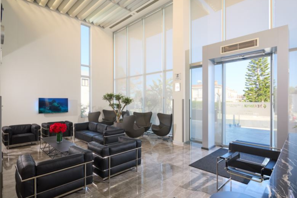 Moderner und einladender Warteraum der Dünya IVF Klinik, gestaltet für den Komfort der Patient:innen