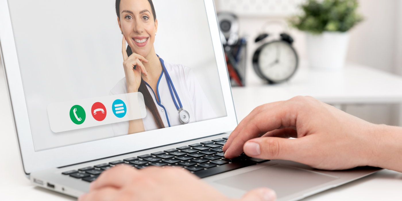 Patientin im Videogespräch mit einer auf Fruchtbarkeitsbehandlung spezialisierten Ärztin