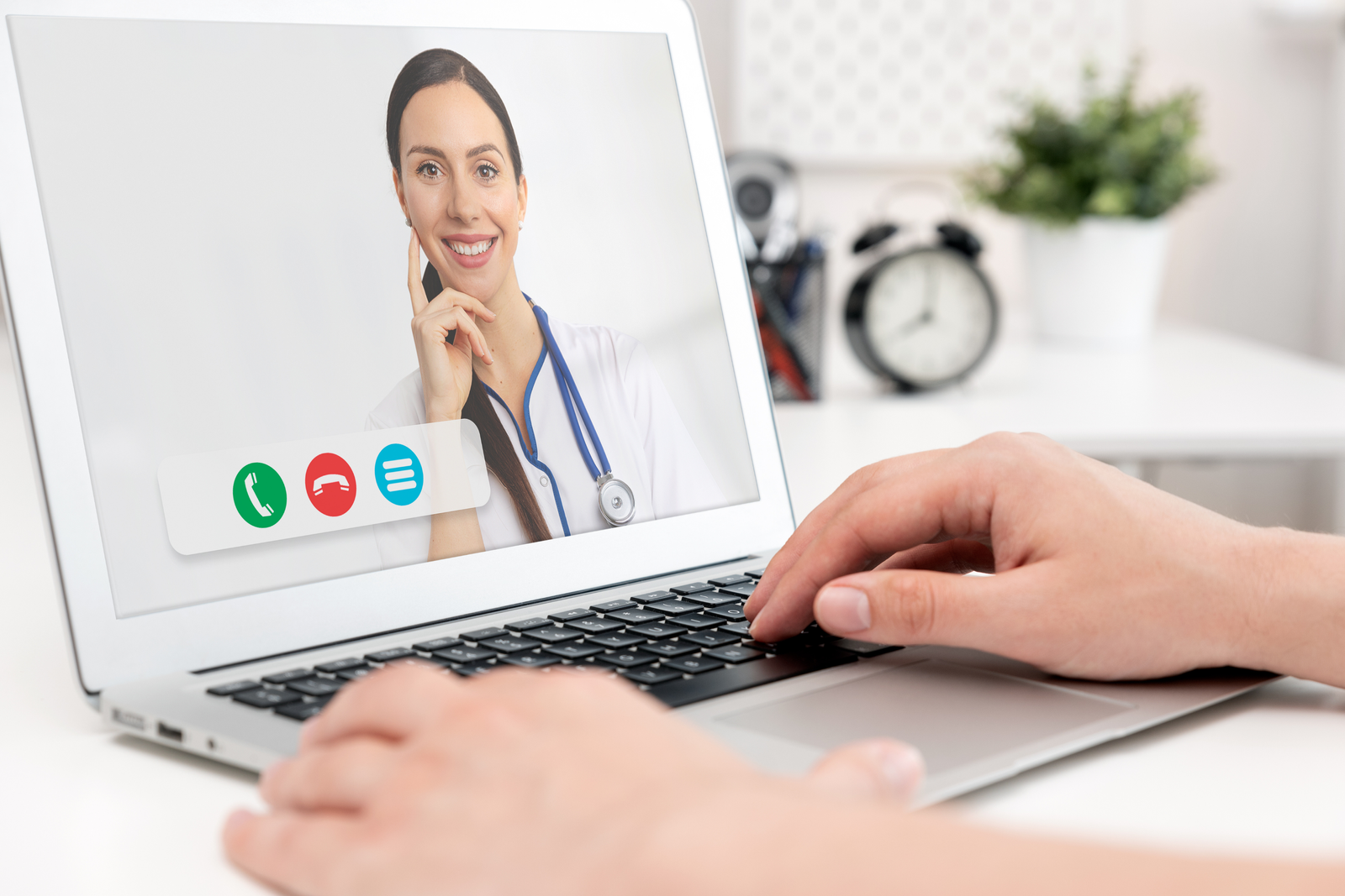 Patientin im Videogespräch mit einer auf Fruchtbarkeitsbehandlung spezialisierten Ärztin