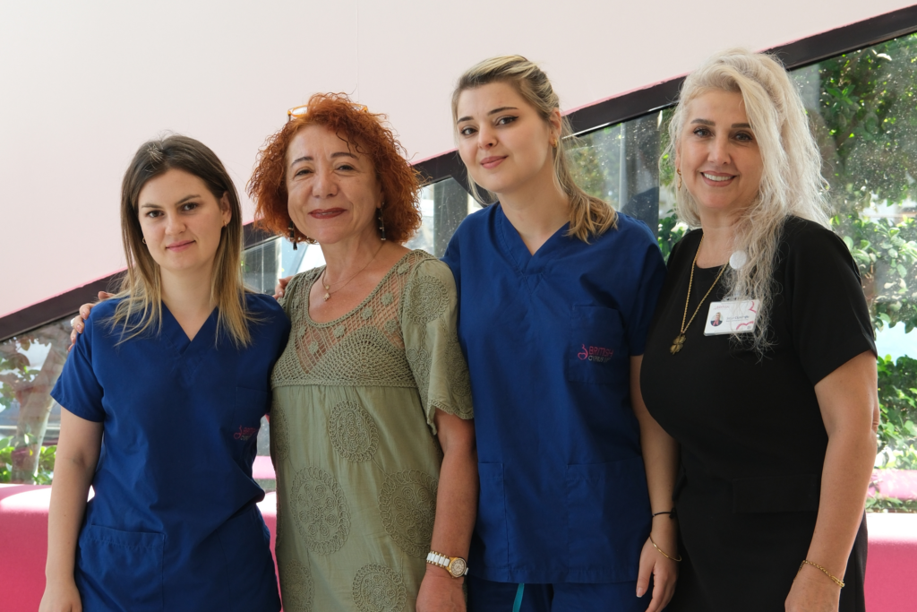 Vier Mitarbeiter der British Cyprus IVF-Klinik stehen zusammen und repräsentieren das professionelle Team für künstliche Befruchtung.