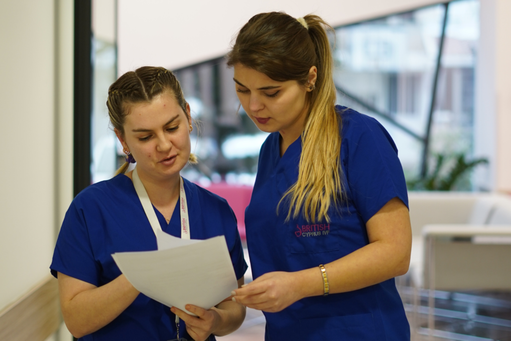 Zwei Krankenschwestern in blauen Uniformen prüfen Patientendokumente in der IVF-Beratungsstelle.