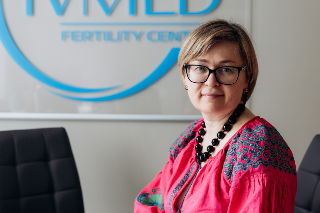 Porträt einer weiblichen Mitarbeiterin, spezialisiert auf Reproduktionsmedizin, in der IVMED Fertility Clinic Ukraine