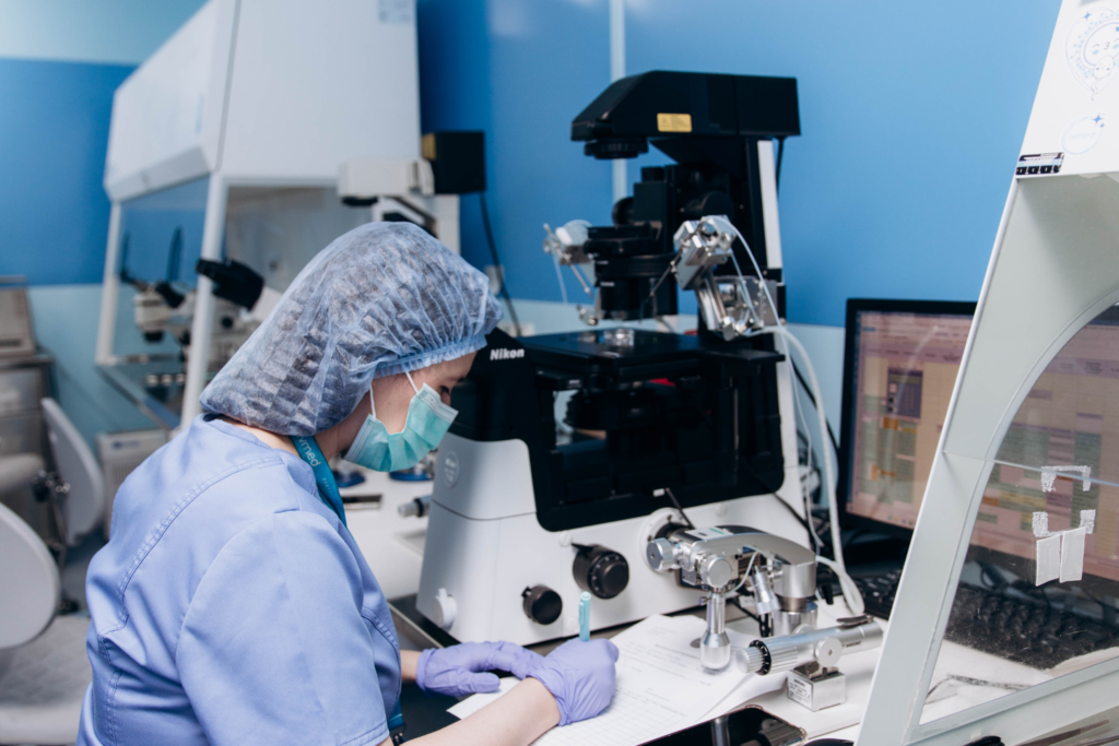 Ein Embryologe arbeitet mit einem Mikroskop im IVF-Labor der IVMED Fertility Clinic Ukraine