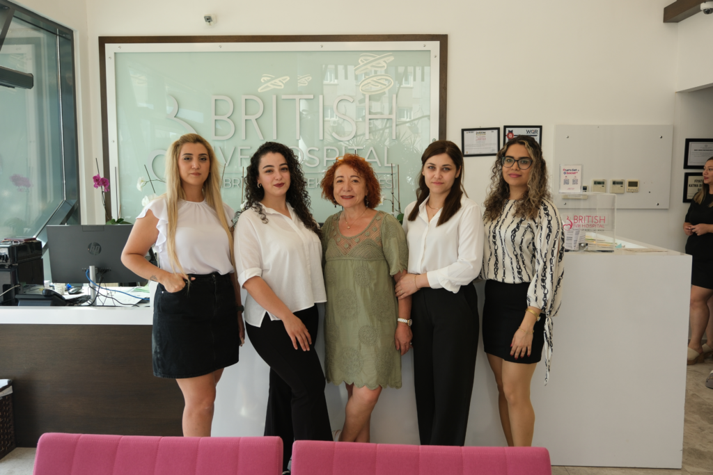 Fünf Mitarbeiter der British Cyprus IVF-Klinik posieren gemeinsam, spezialisiert auf IVF und Patientenbetreuung.