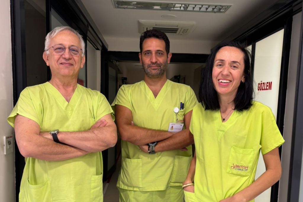 Ärzte und Embryologen in grünen Uniformen im British Cyprus IVF-Zentrum.