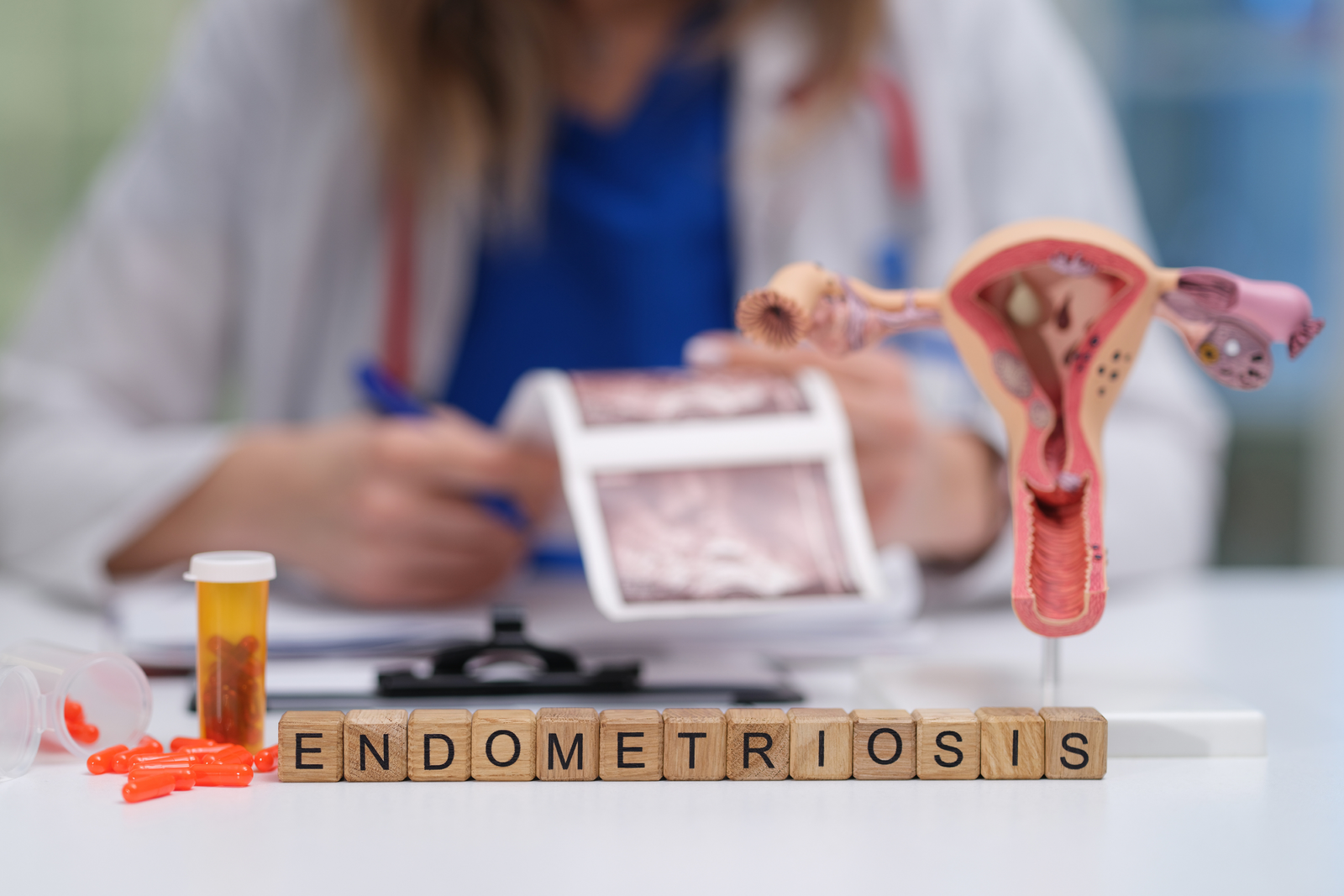 Darstellung von Endometriose und Adenomyose mit Fokus auf versteckte Herausforderungen für Frauengesundheit, Fruchtbarkeit und gynäkologische Erkrankungen