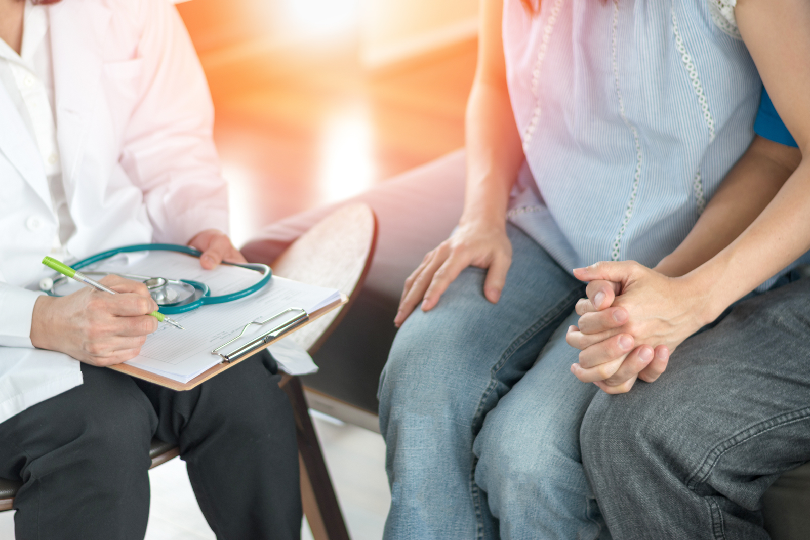 Ein Paar sucht Rat bei einem Fertilitätsspezialisten